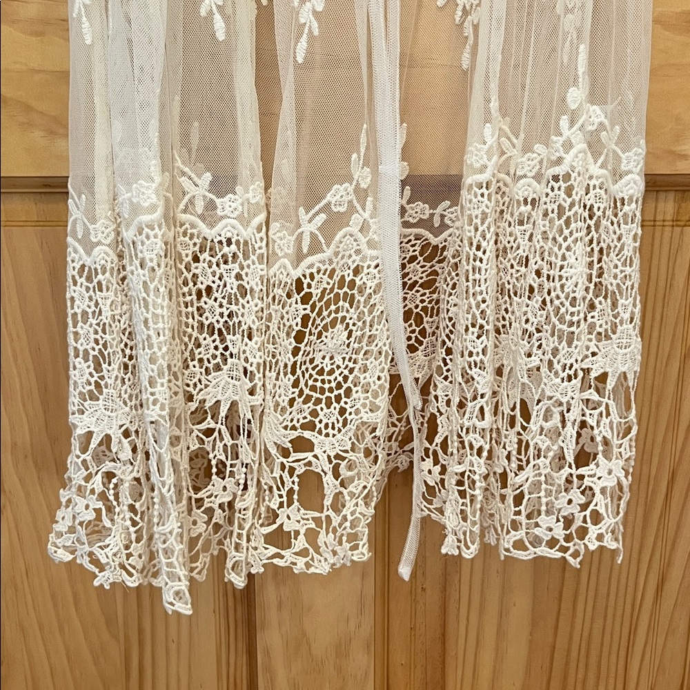 Promesa Elegant Lace Cover-Up - Picture 4 of 5